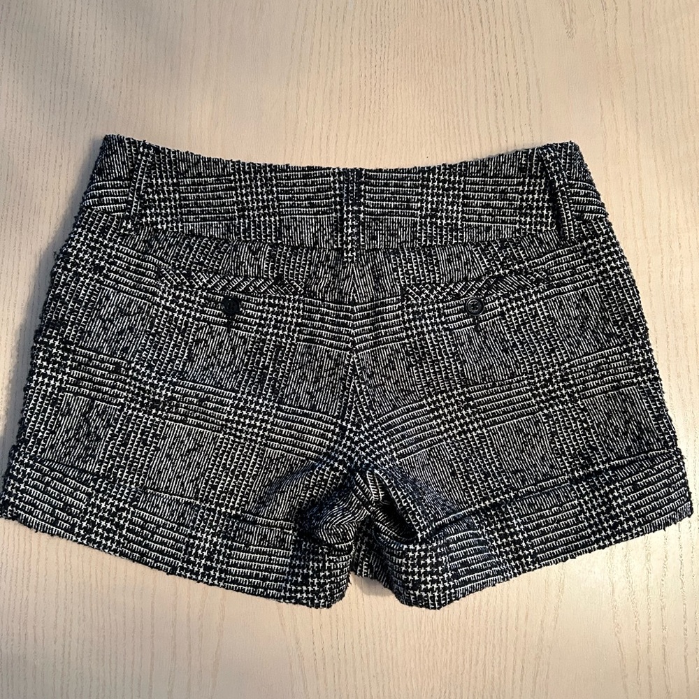 Express Shorts - Picture 2 of 9